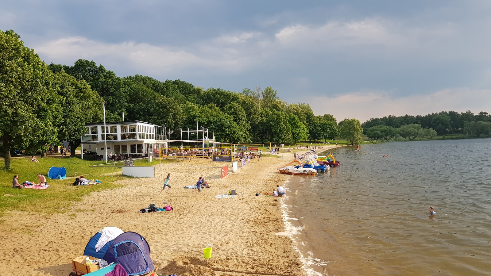 Valokuva Talsperre Bautzen Beachista. pinnalla kirkas hiekka:n kanssa