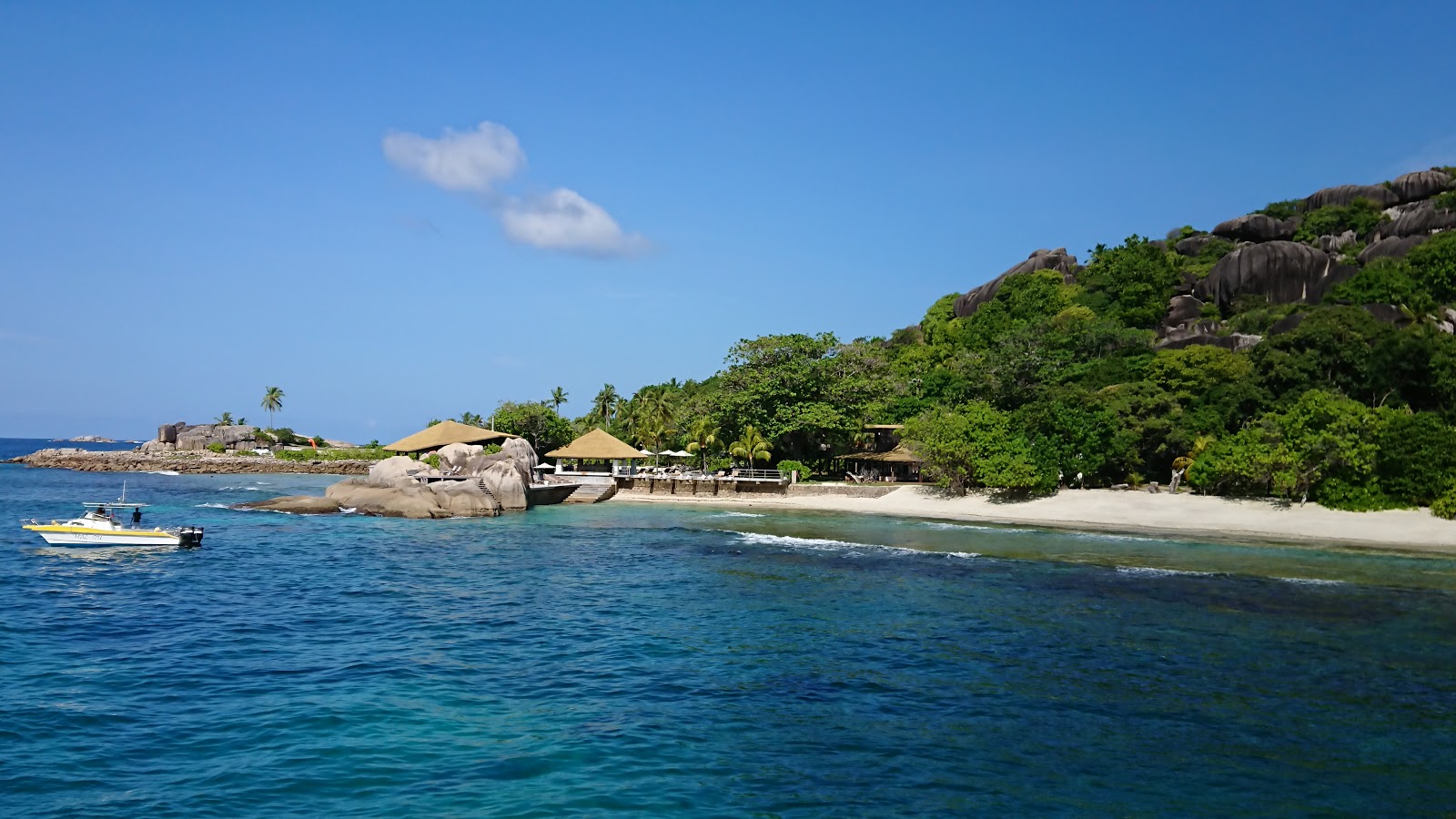 Felicite Island Beach II的照片 带有碧绿色纯水表面