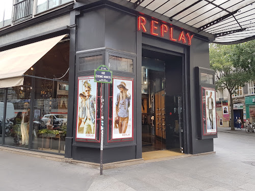 Magasin de vêtements Replay store Paris Paris