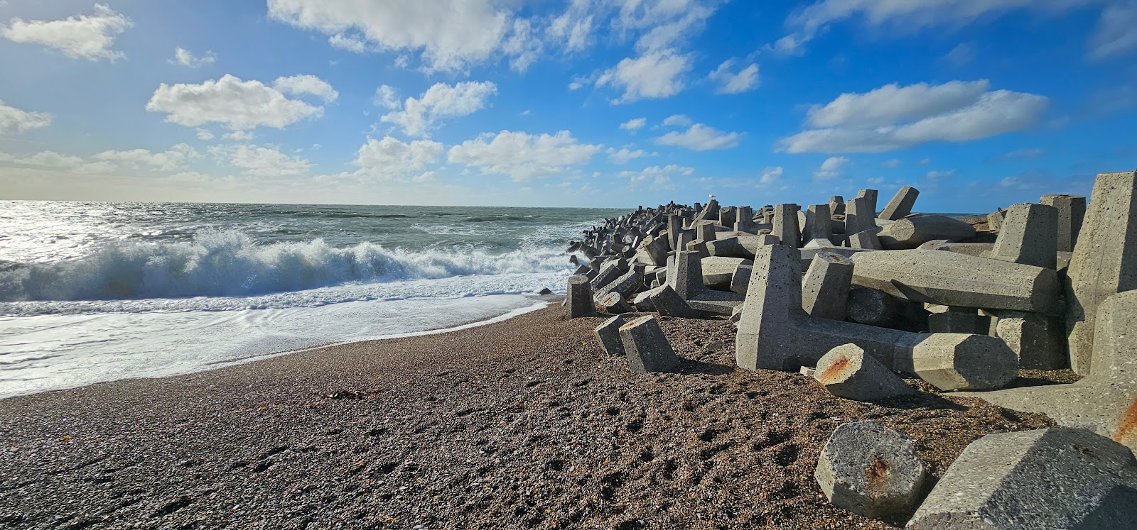 Foto de Thyboron Beach - lugar popular entre os apreciadores de relaxamento