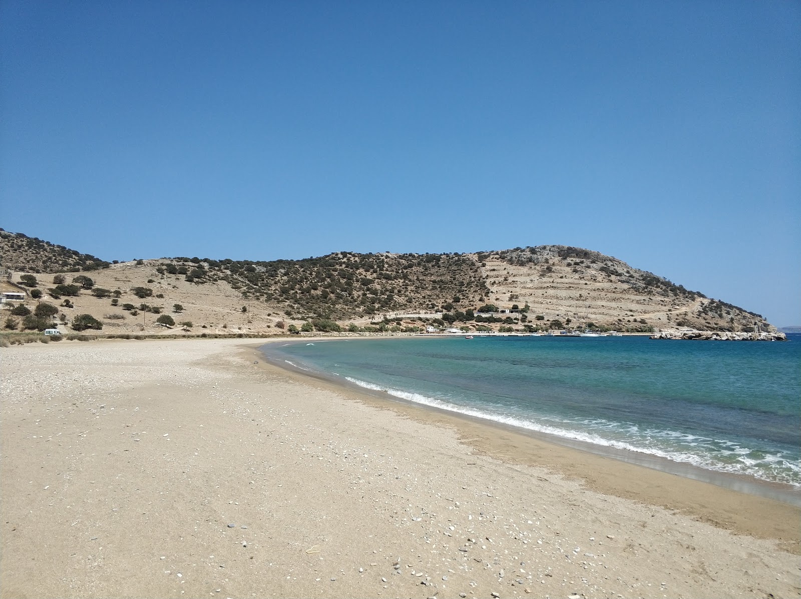 Foto van Kalados Strand met helder zand oppervlakte