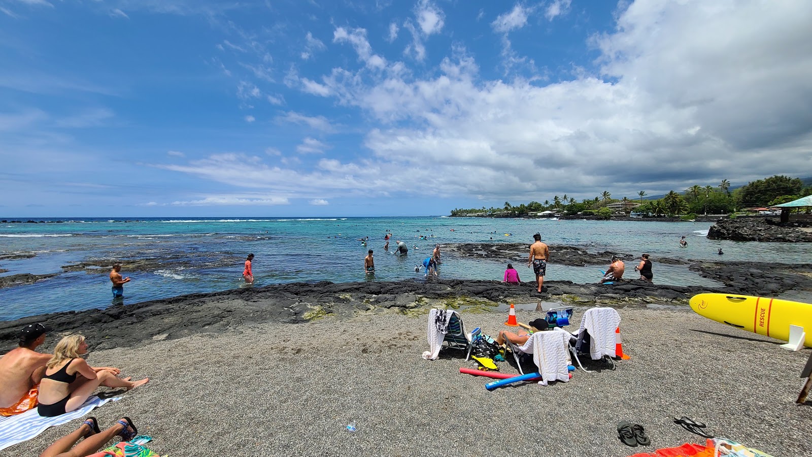 Photo de Kahalu'u Beach avec sable gris avec roches de surface