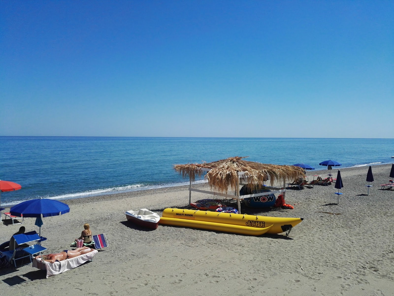 Fotografie cu La Capannina beach cu o suprafață de apa albastra