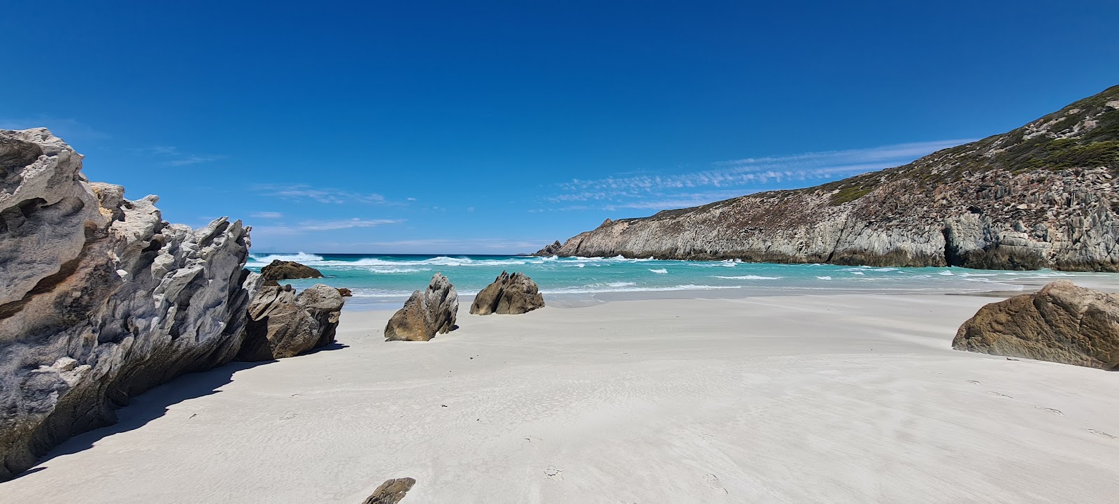Foto von Whalebone Beach mit feiner weißer sand Oberfläche