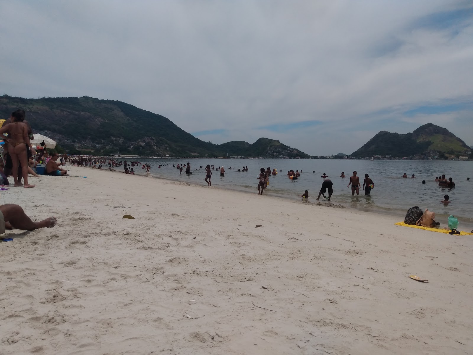 Praia de Charitas'in fotoğrafı - rahatlamayı sevenler arasında popüler bir yer