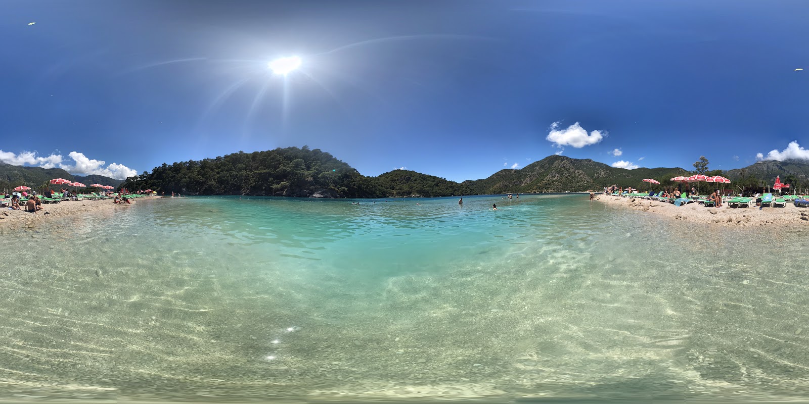 坤布尔努海滩的照片 带有碧绿色纯水表面