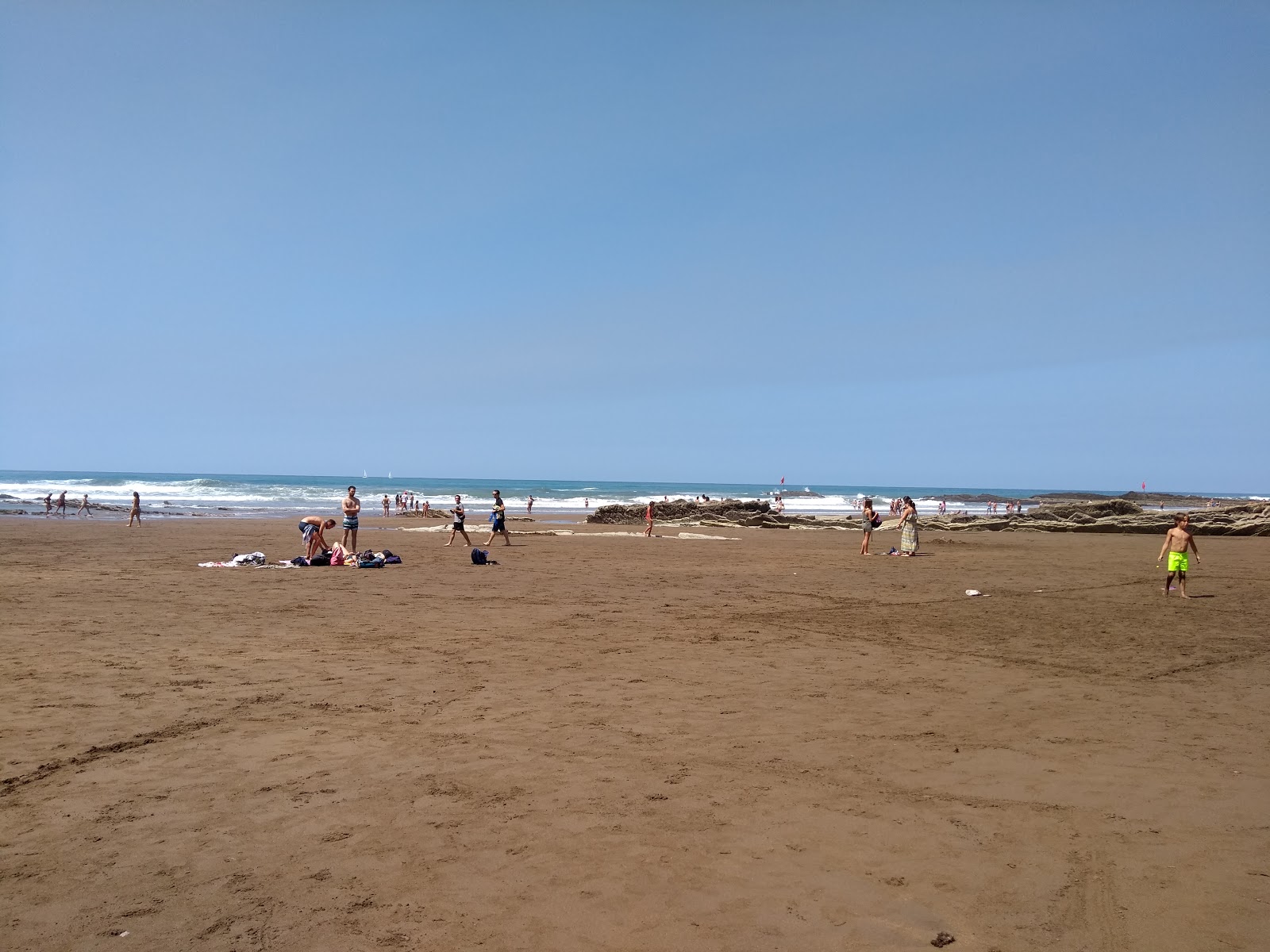 Playa de Itzurun'in fotoğrafı dağlarla çevrili