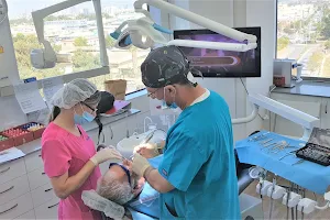 ד"ר אנדי בויאנג'ו - רופא שיניים והשתלות שיניים image