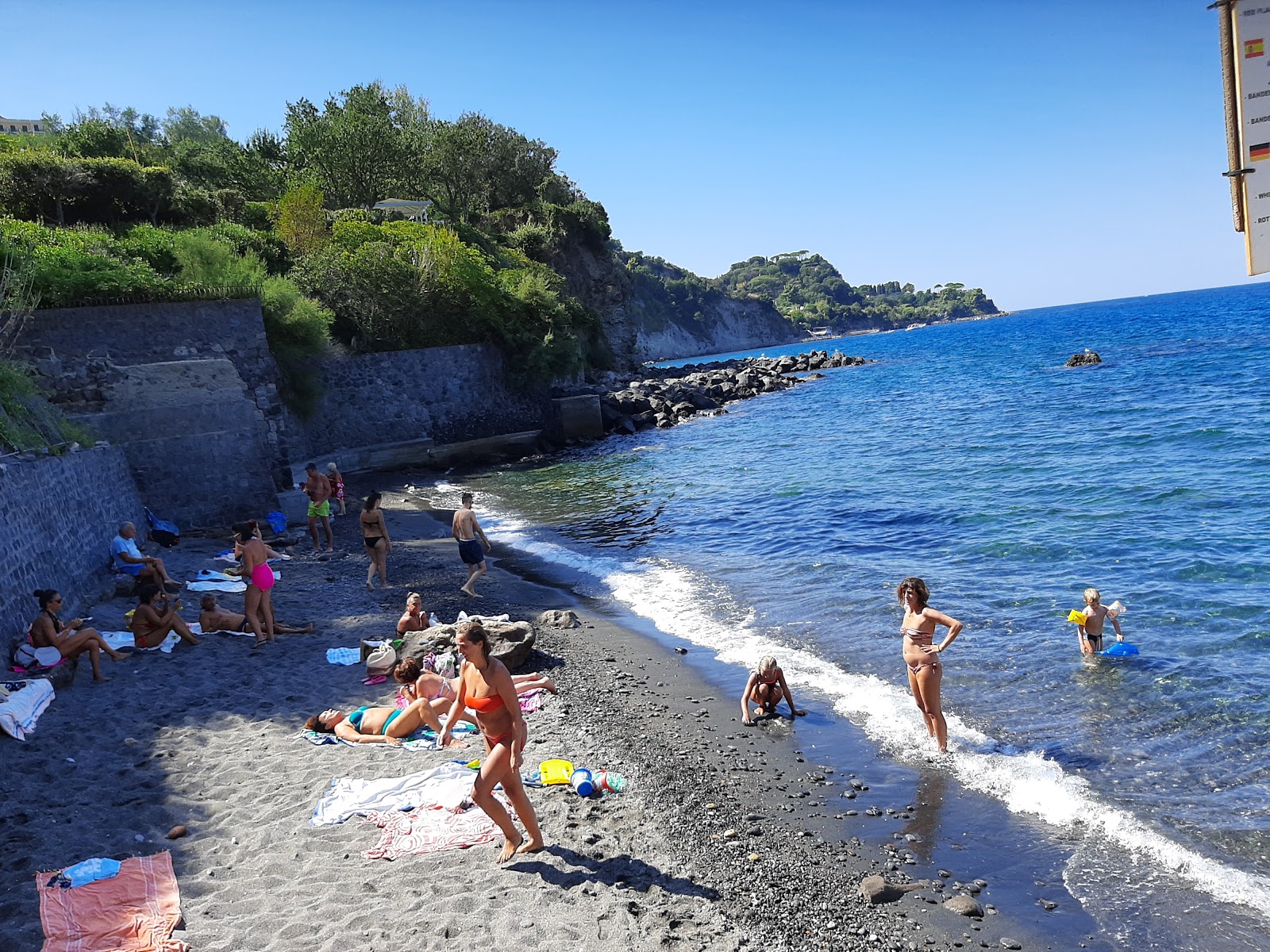 Foto van Spiaggia di Sant'Alessandro met blauw puur water oppervlakte