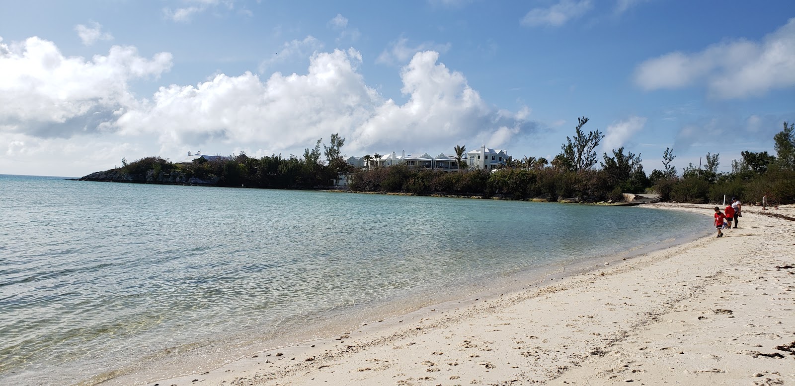 Foto von Shelly Bay Beach mit beiger sand Oberfläche