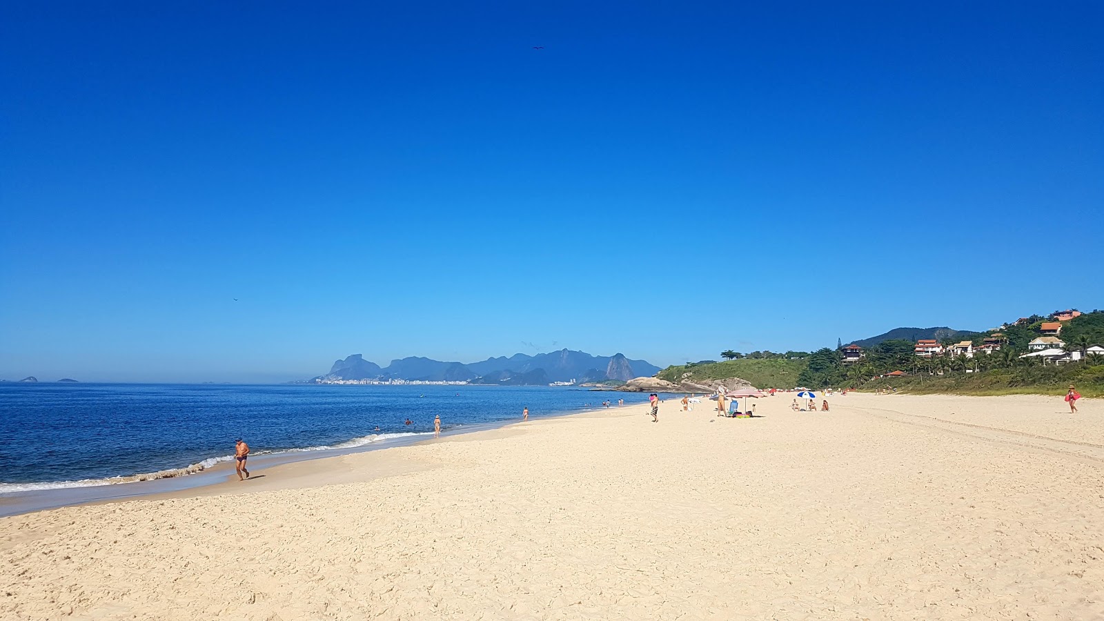 Praia de Camboinhas的照片 带有碧绿色纯水表面