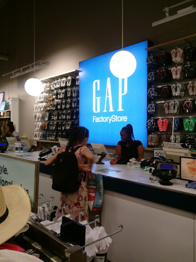 Clothing Store «Gap Outlet», reviews and photos, 264 W 125th St, New York, NY 10027, USA