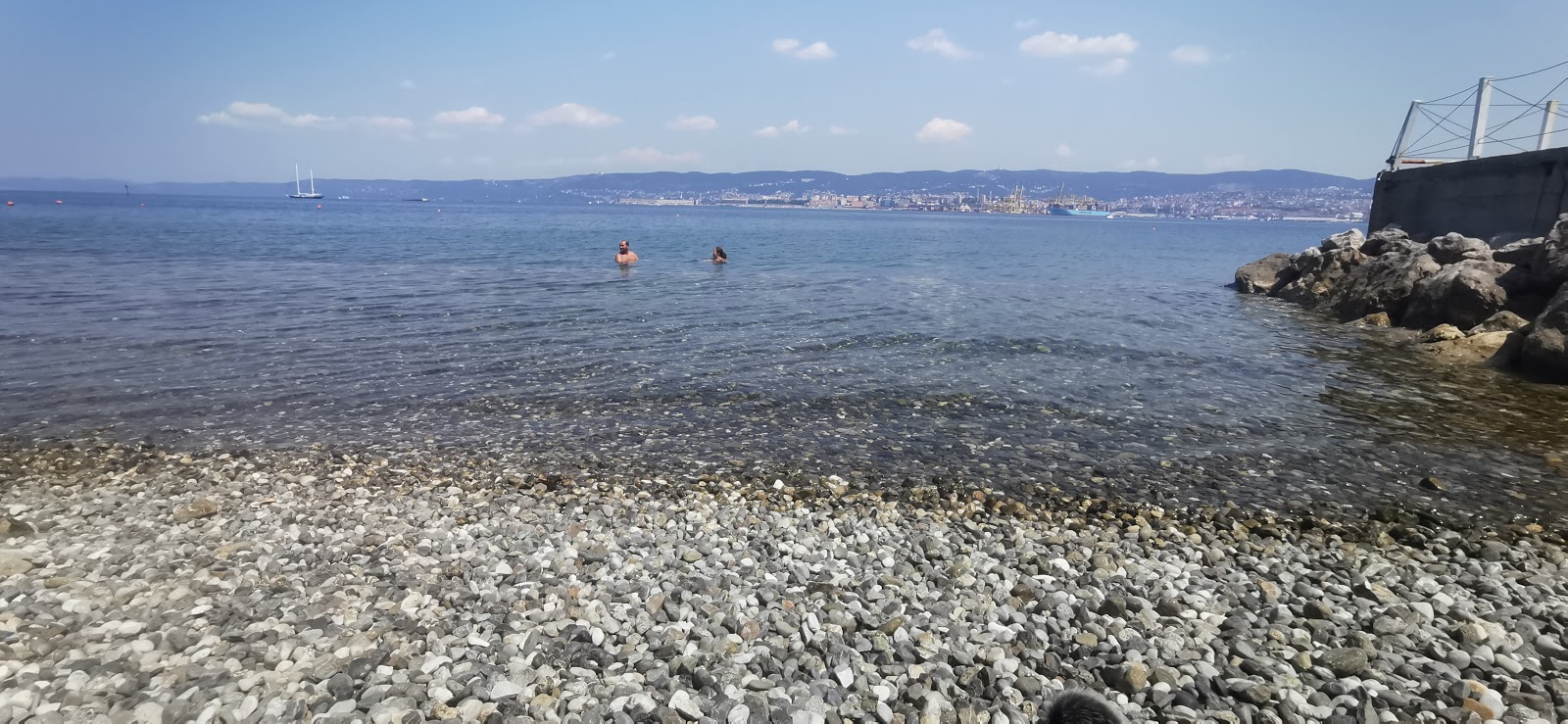 Photo de Spiaggia Muggia - endroit populaire parmi les connaisseurs de la détente