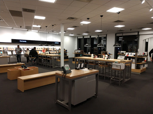 Cell Phone Store «Verizon», reviews and photos, 1335 Lake Woodlands Dr A, The Woodlands, TX 77380, USA