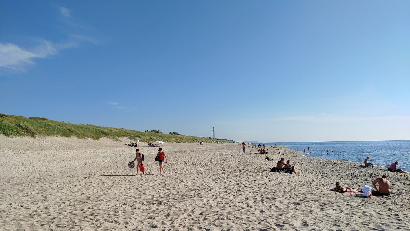 Skruzdynas Beach的照片 带有碧绿色水表面
