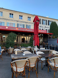 Atmosphère du Restaurant français Le Café de la Place à Saint-Rémy-de-Provence - n°2