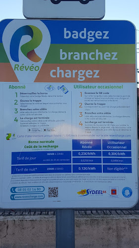 Borne de recharge de véhicules électriques RÉVÉO Charging Station Maureillas-Las-Illas