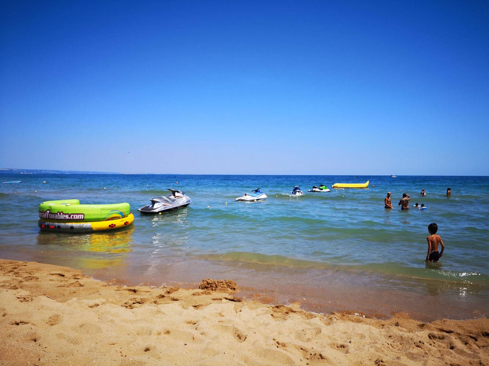 Foto av Nirvana Beach omgiven av berg