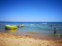 Foto av Nirvana Beach omgiven av berg