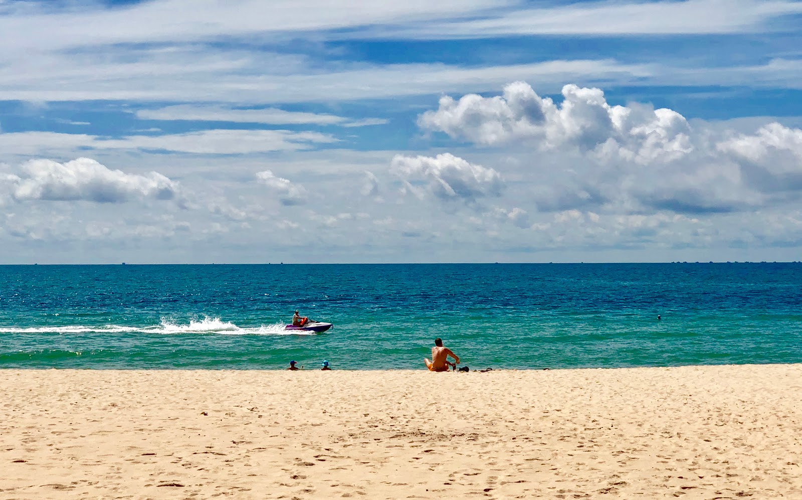 Foto de Ham Tien Beach - lugar popular entre os apreciadores de relaxamento