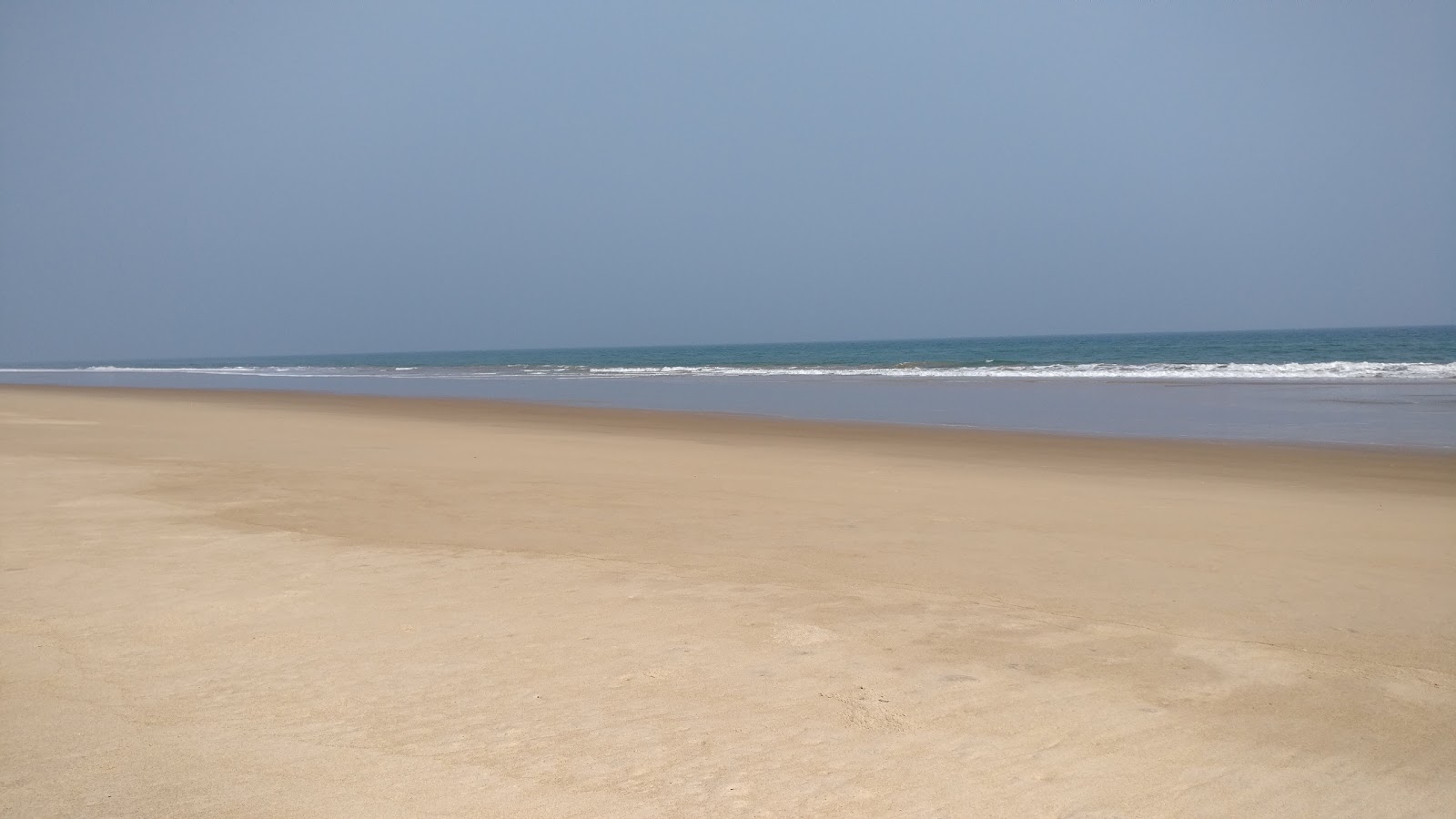 Nelavanka Beach的照片 带有明亮的沙子表面