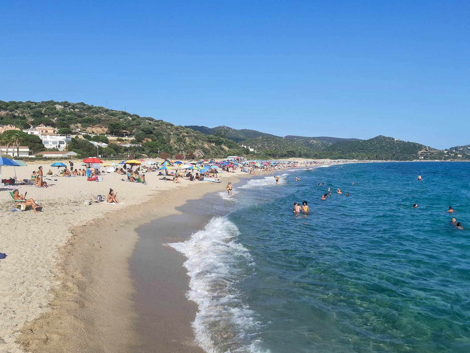 Foto van Spiaggia di Kal'e Moru met helder zand oppervlakte