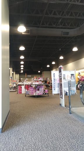 Shoe Store «DSW Designer Shoe Warehouse», reviews and photos, 202 Orland Park Pl, Orland Park, IL 60462, USA