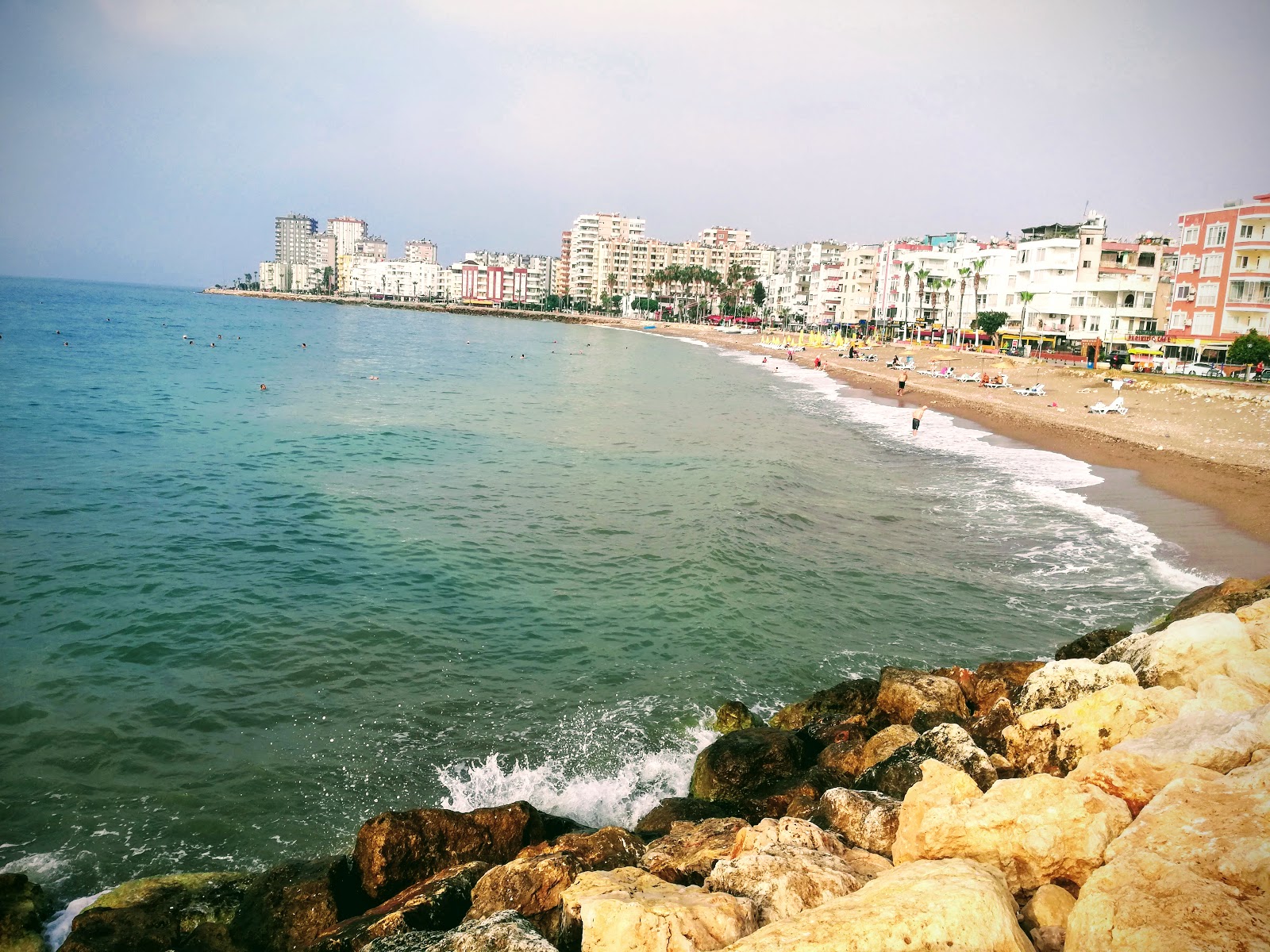 Φωτογραφία του Mersin beach με φωτεινή άμμος επιφάνεια