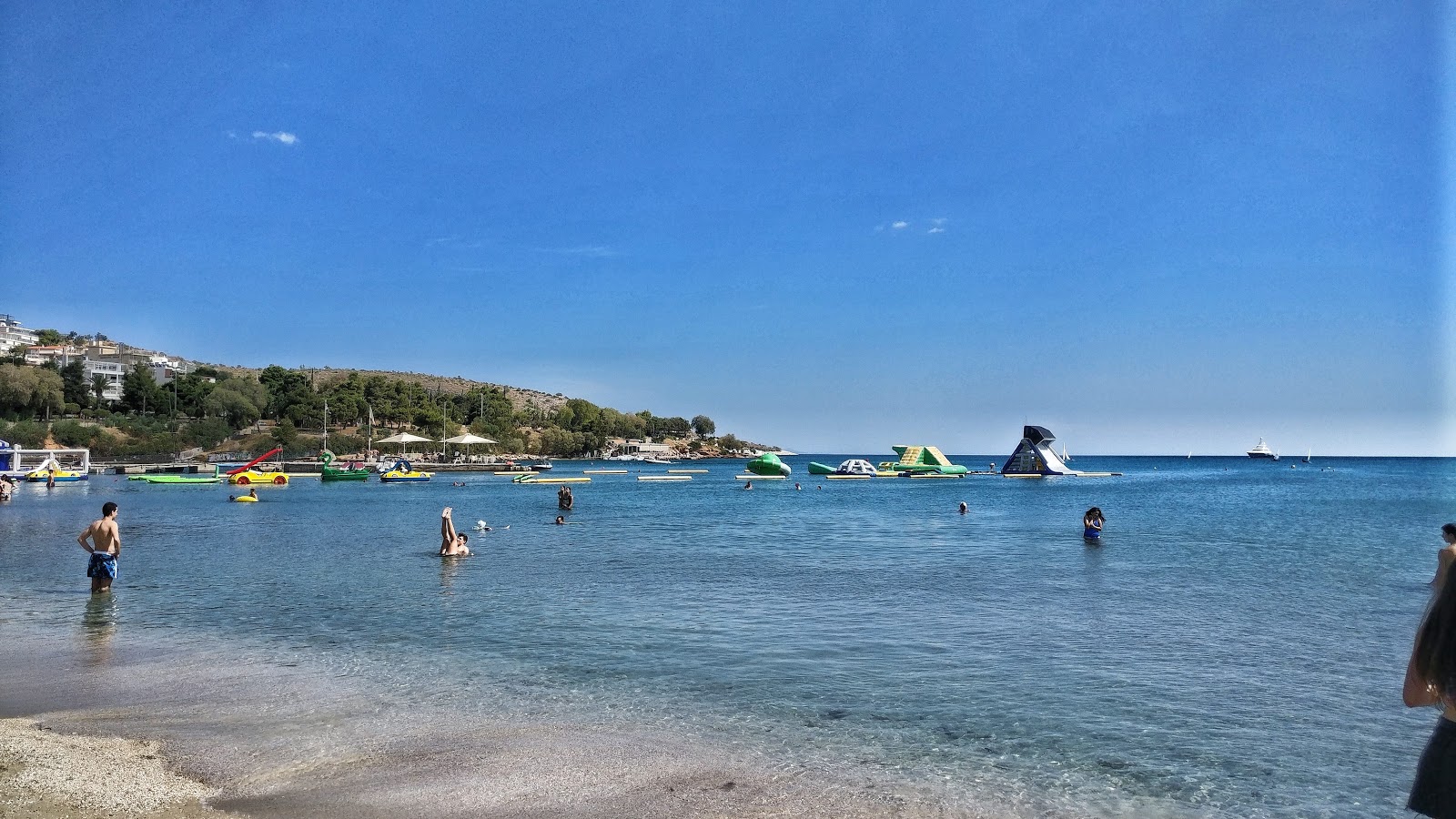 Foto von Akti Vouliagmenis beach mit geräumige bucht