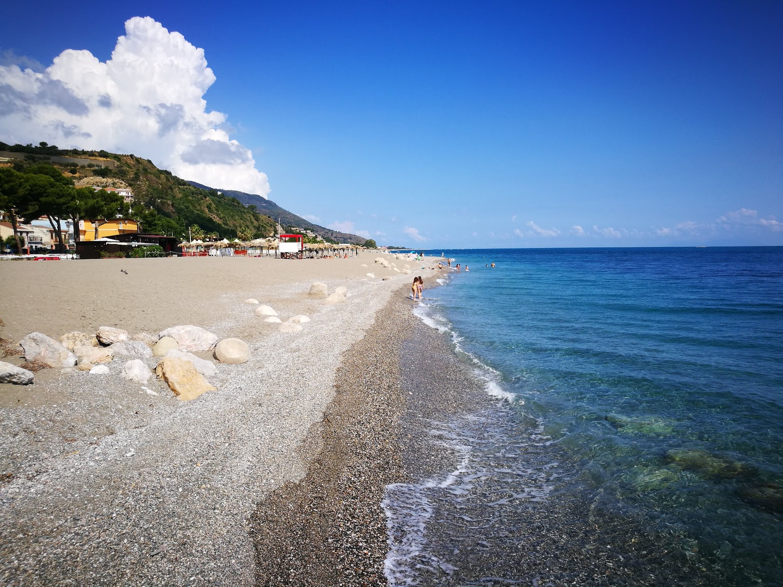 Zdjęcie Patti Marina Beach z powierzchnią szary kamyk