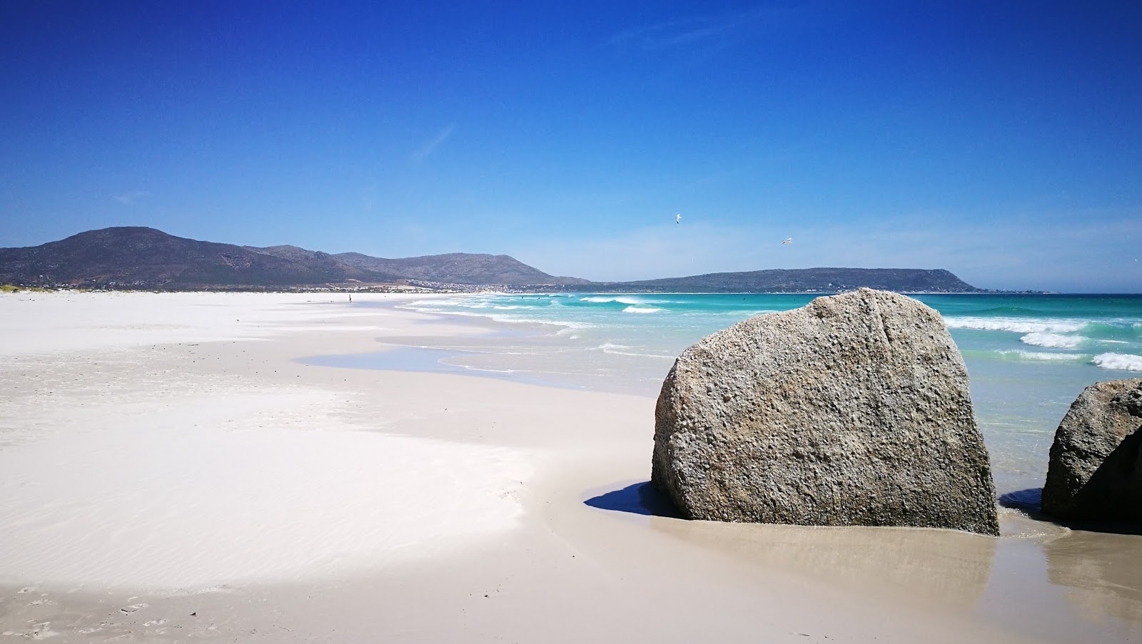 Noordhoek Beach'in fotoğrafı turkuaz saf su yüzey ile