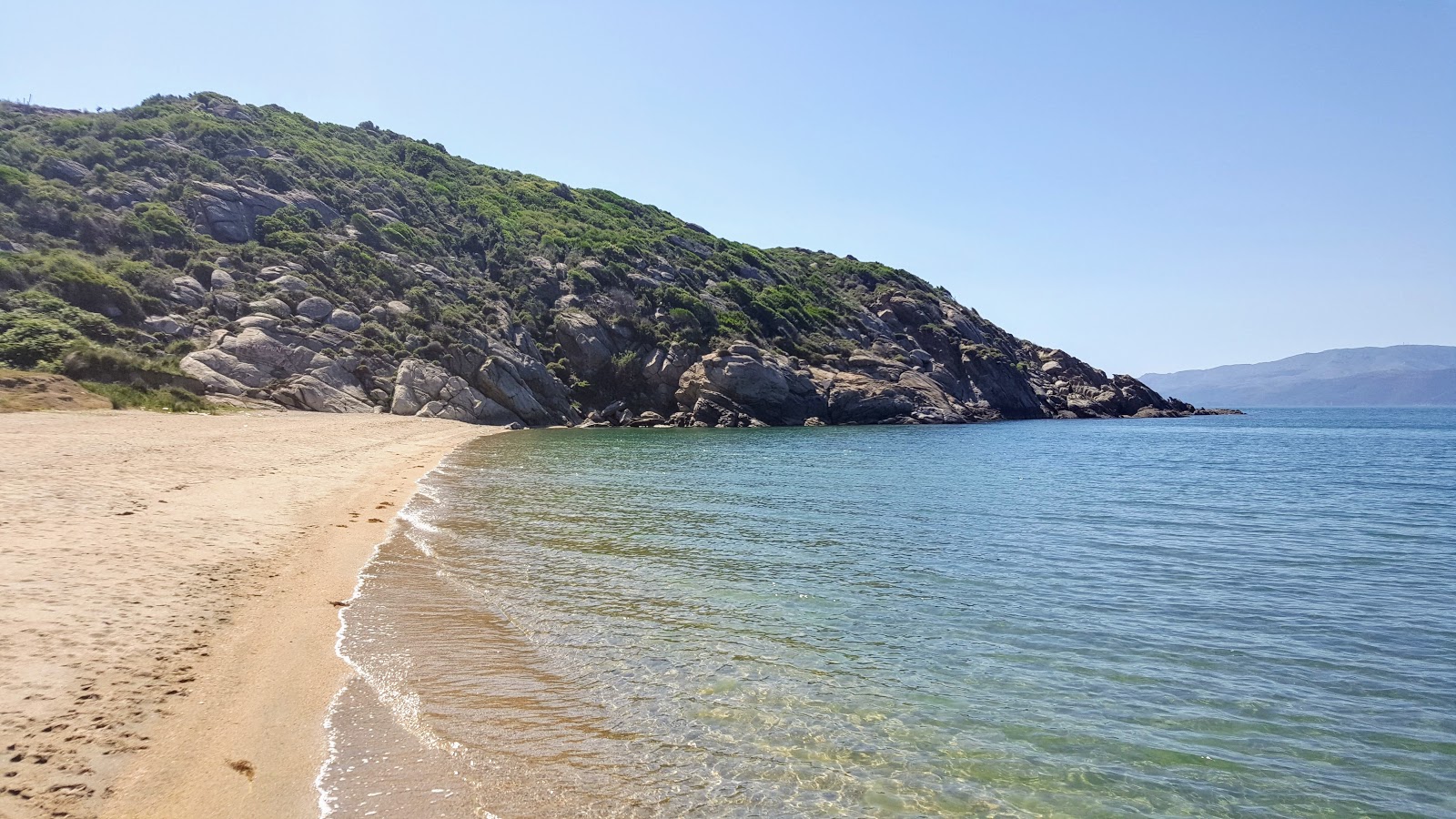 Foto de Kucukova Bay beach apoiado por penhascos