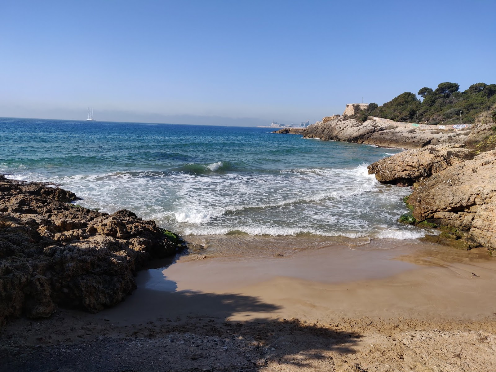 Foto di Playa De los Cossis con baia piccola