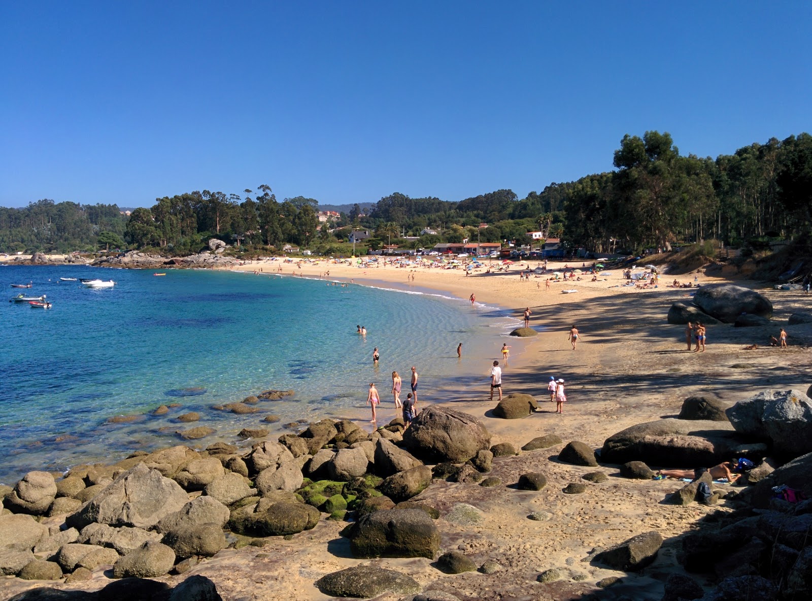 Fotografie cu Praia Da Mourisca cu o suprafață de nisip fin strălucitor