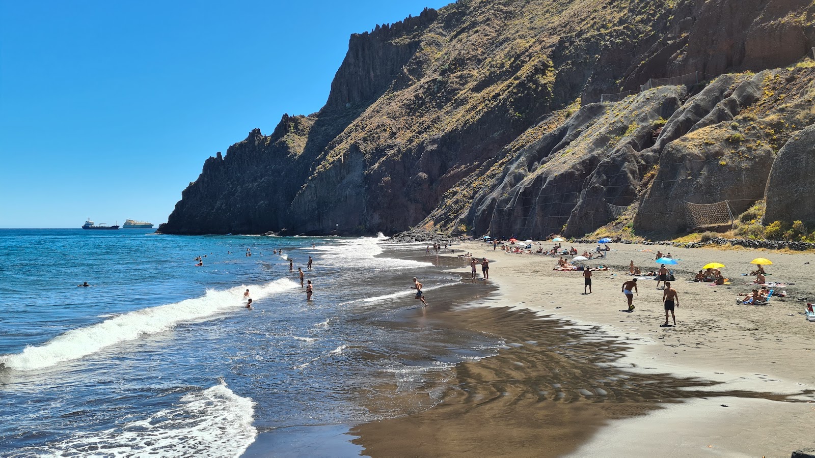 Photo de Playa de Las Gaviotas protégé par des falaises