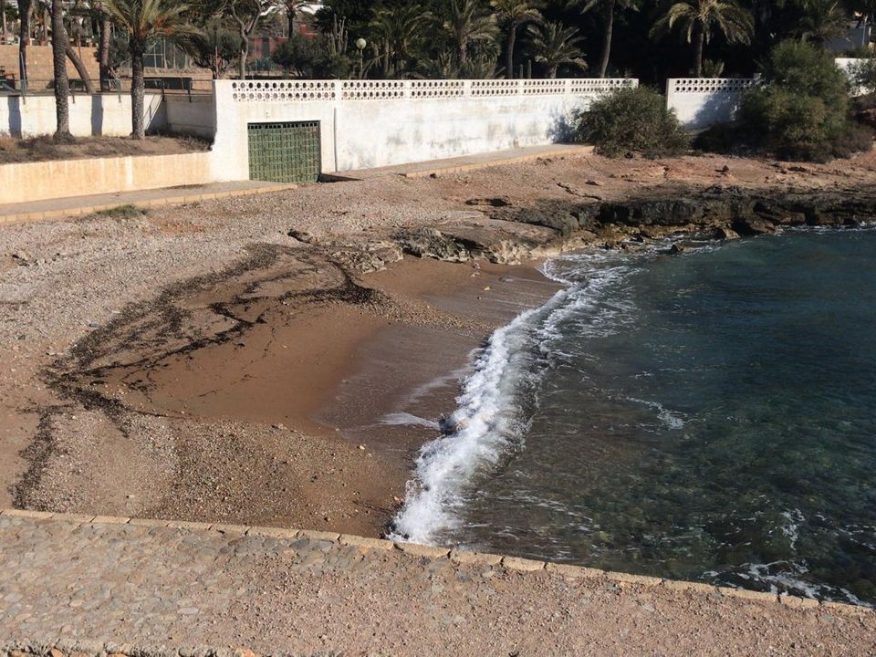 Foto av Cala Tobaco Beach med harmaa hiekka ja kivi yta