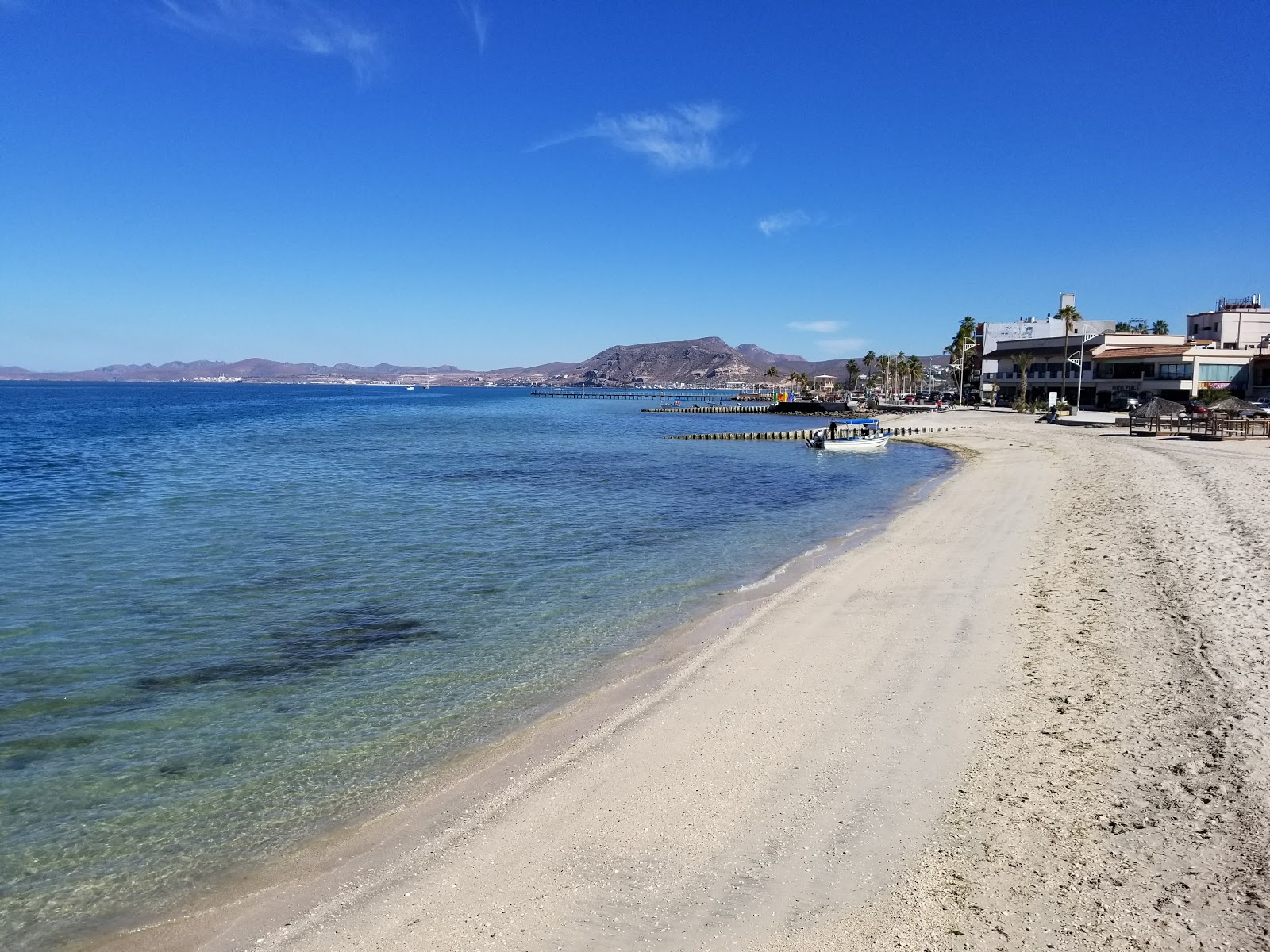 Photo de Playa La Paz avec l'eau cristalline de surface