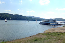 Photo de Strandbad Edersee protégé par des falaises