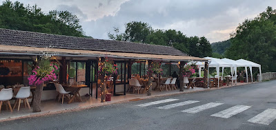 Les Roches Cafe & Chambres d’Hôtes à Servant