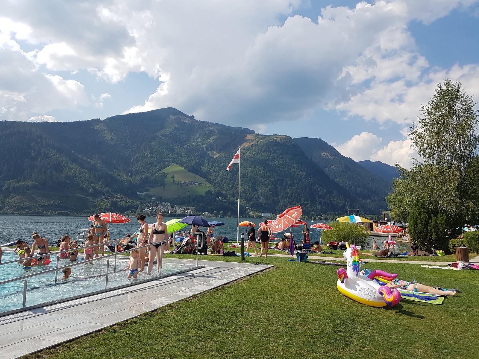 Photo de Strandbad Thumersbach protégé par des falaises