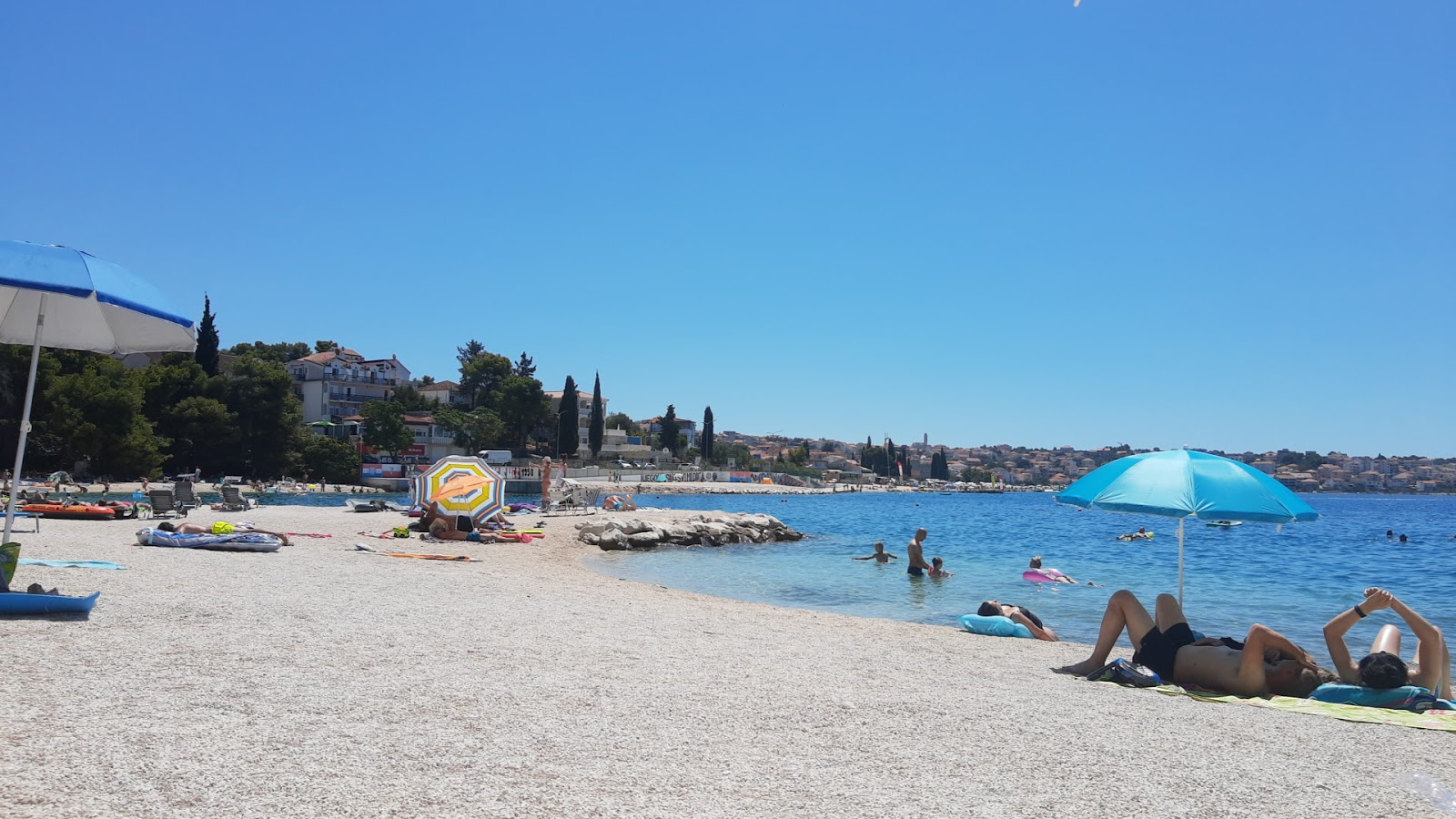 Okrug beach'in fotoğrafı - rahatlamayı sevenler arasında popüler bir yer