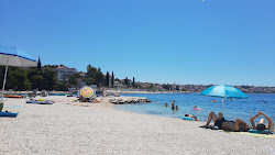 Okrug beach'in fotoğrafı - rahatlamayı sevenler arasında popüler bir yer