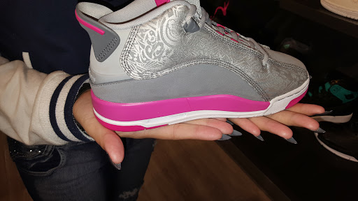 Shoe Stop, 4717 S Ashland Ave, Chicago, IL 60609, USA, 