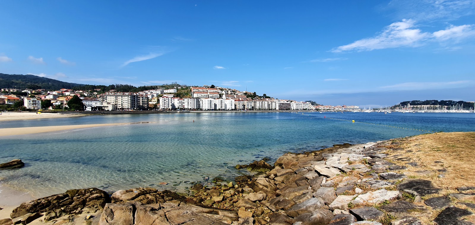 Praia de Santa Marta'in fotoğrafı küçük koy ile birlikte