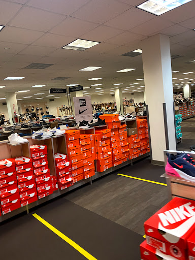 Shoe Store «DSW Designer Shoe Warehouse», reviews and photos, 8801 Queens Blvd, Elmhurst, NY 11373, USA