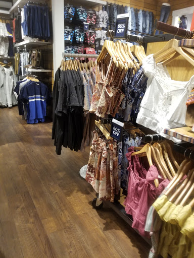 Clothing Store «Aéropostale», reviews and photos, 200 Baychester Ave, Bronx, NY 10475, USA