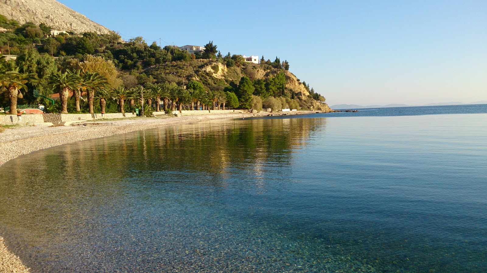 Foto von Paralia Daskalopetra mit kleine, beiger kiesel Oberfläche