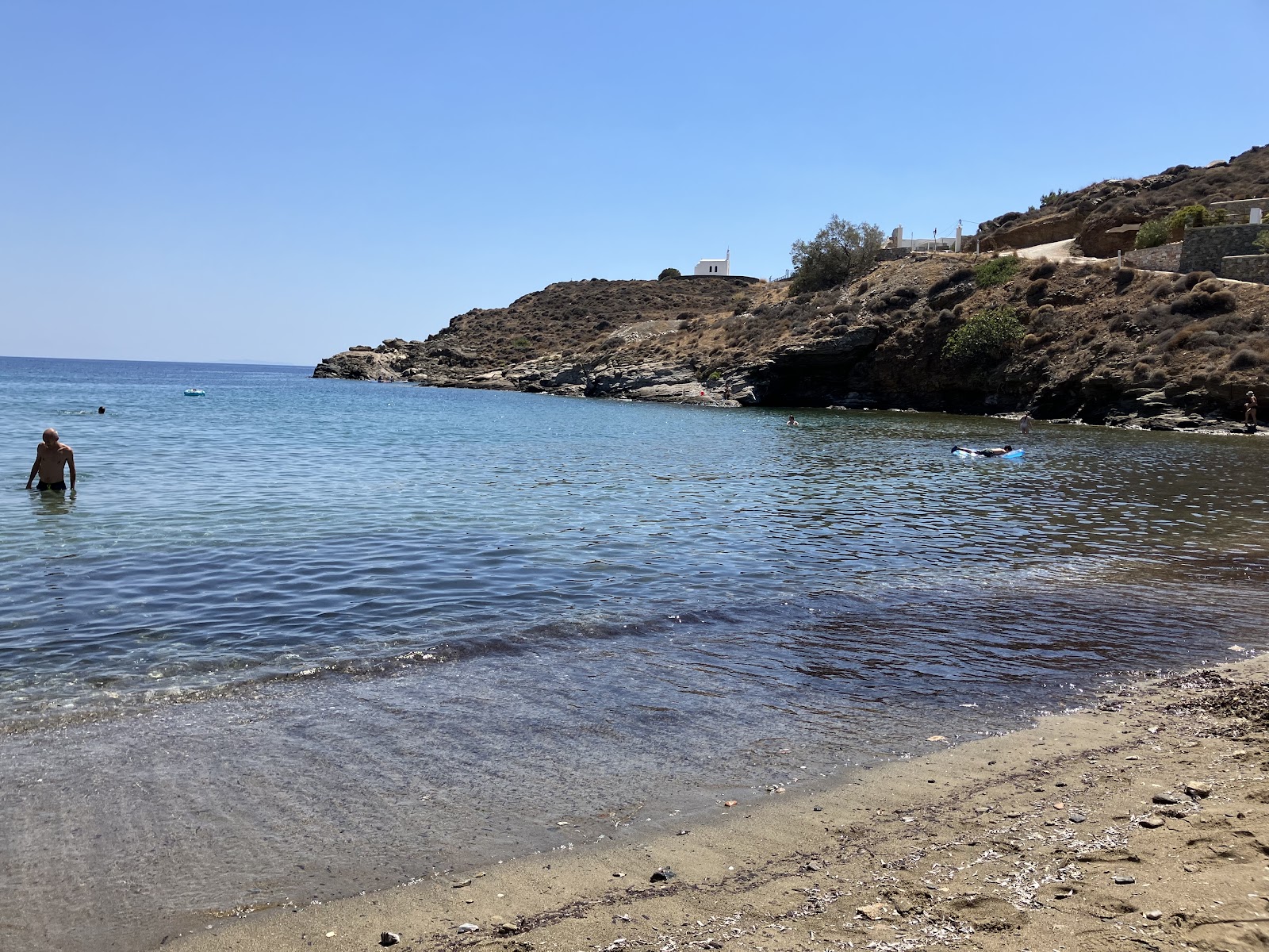 Zdjęcie Ampela Beach otoczony górami