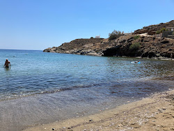 Zdjęcie Ampela Beach otoczony górami