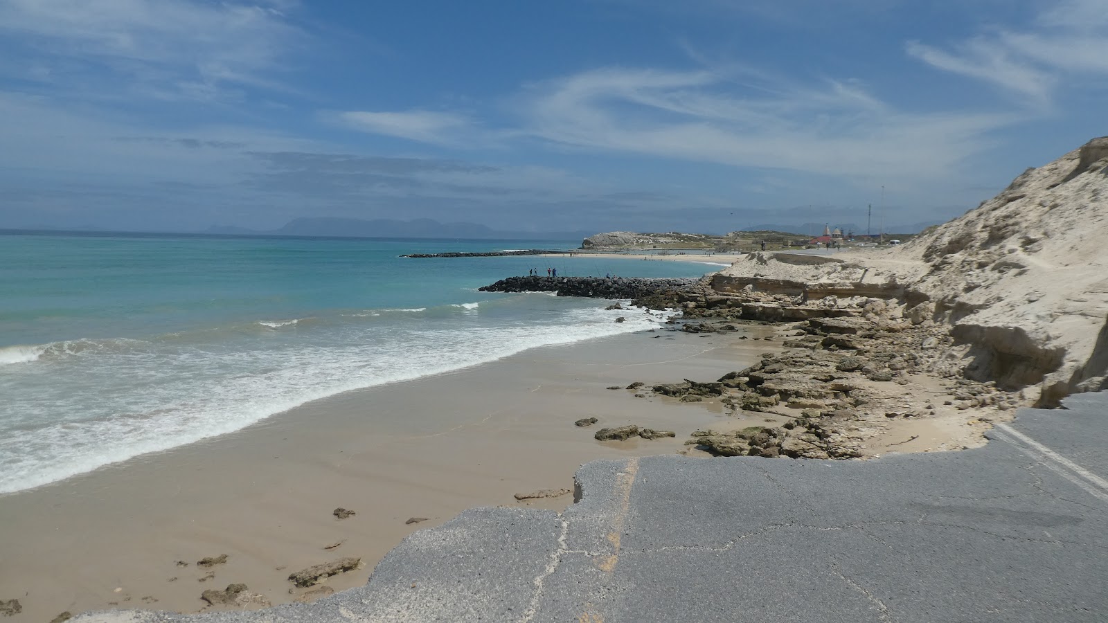 Foto de Strandfontein beach com muito limpo nível de limpeza